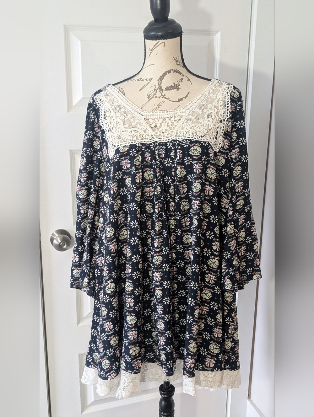 Umgee Navy Floral Tunic with White Crochet Trim Size 1XL